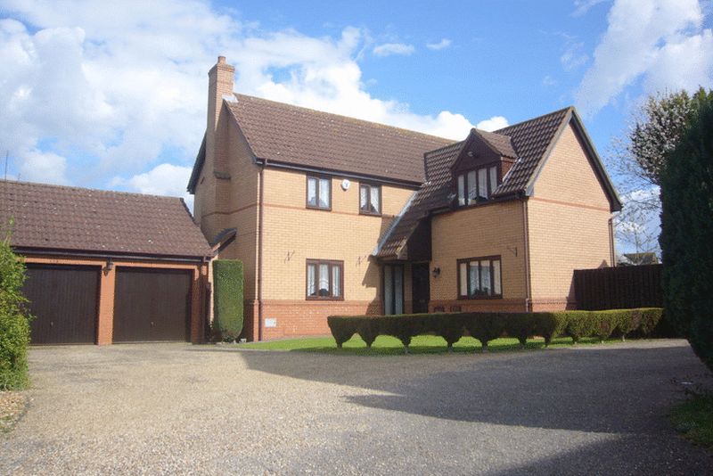 Willen - An executive Four bedroom detached home in a desirable location.� Boasting downstairs cloakroom, fitted kitchen/diner, replacement double glazing, two reception rooms, conservatory, en-suite to master bedroom, family bathroom, large lawned gardens, double garage. - Photo 8